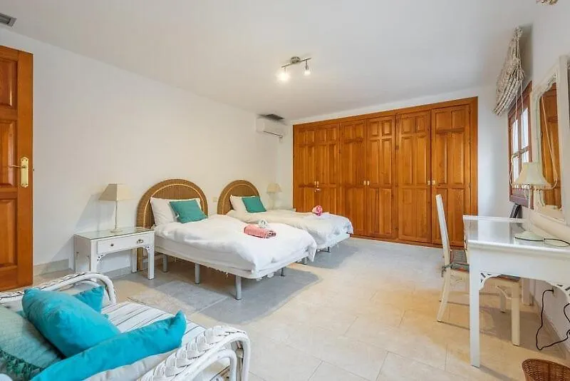 Villa Casa La Concha - Luxury 6 Bedroom Villa In Marbella, Beautiful Mountain View, Heated Swimming Pool, 15Min Walk To Puerto Banus Beaches, Sleeps Up To 12 Marbella
