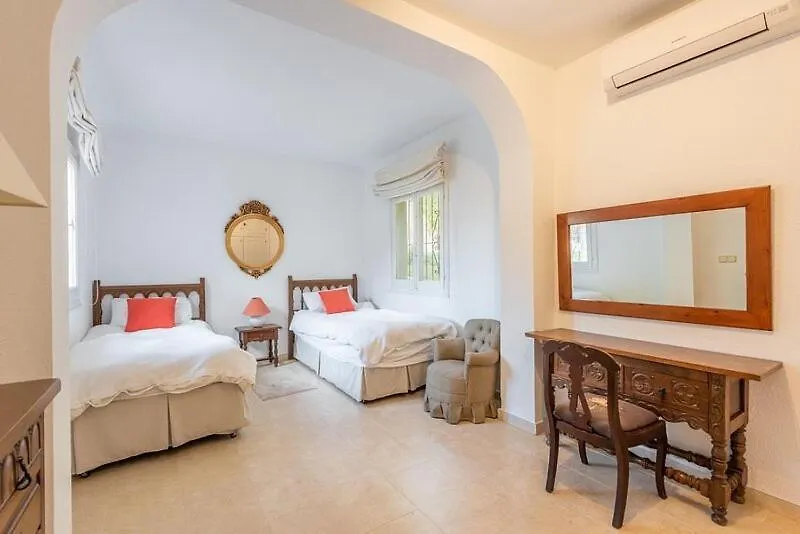 Villa Casa La Concha - Luxury 6 Bedroom Villa In Marbella, Beautiful Mountain View, Heated Swimming Pool, 15Min Walk To Puerto Banus Beaches, Sleeps Up To 12