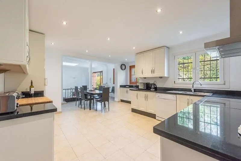 Villa Casa La Concha - Luxury 6 Bedroom Villa In Marbella, Beautiful Mountain View, Heated Swimming Pool, 15Min Walk To Puerto Banus Beaches, Sleeps Up To 12  Marbella