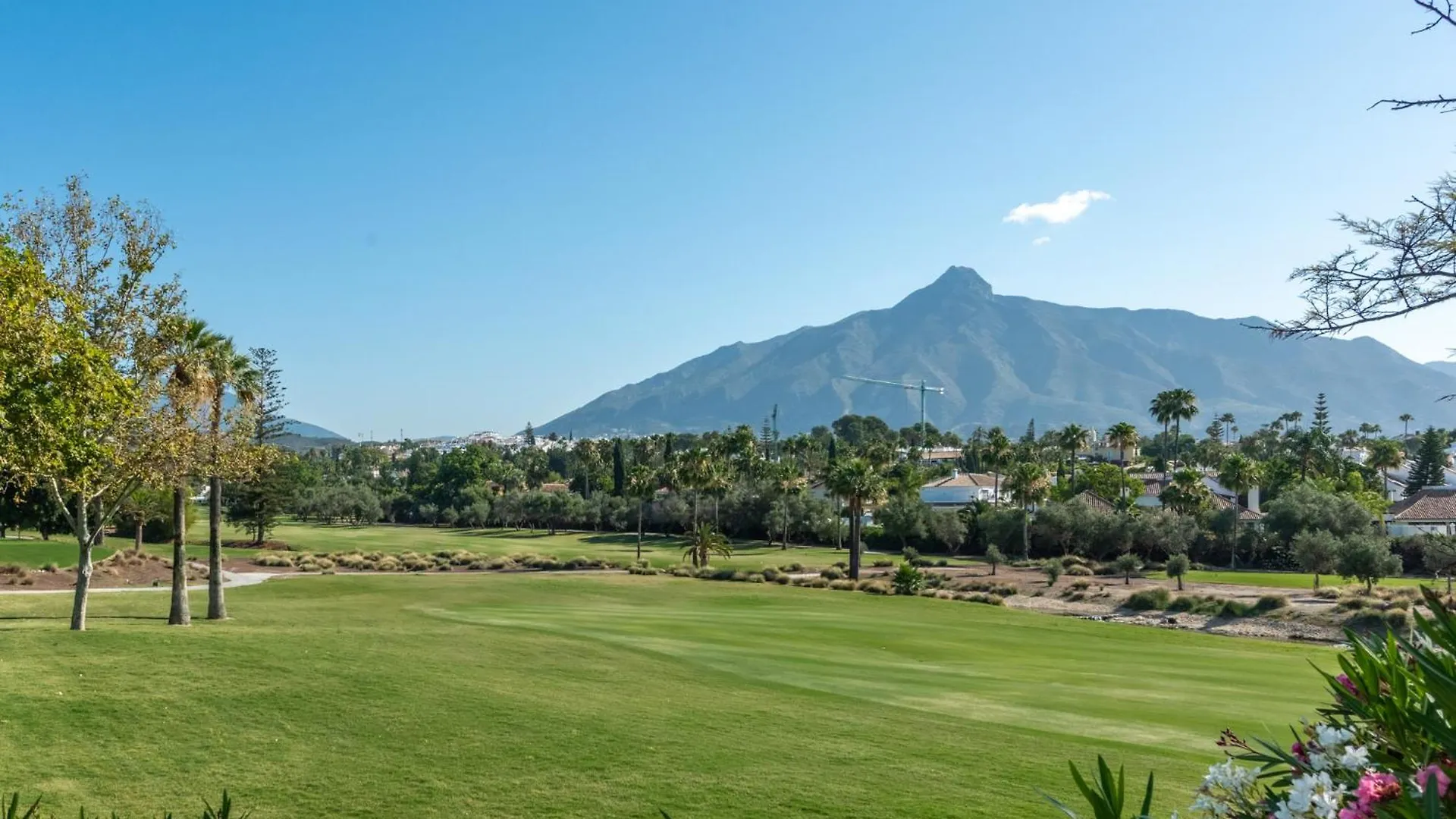 Villa Casa La Concha - Luxury 6 Bedroom Villa In Marbella, Beautiful Mountain View, Heated Swimming Pool, 15Min Walk To Puerto Banus Beaches, Sleeps Up To 12 Spain