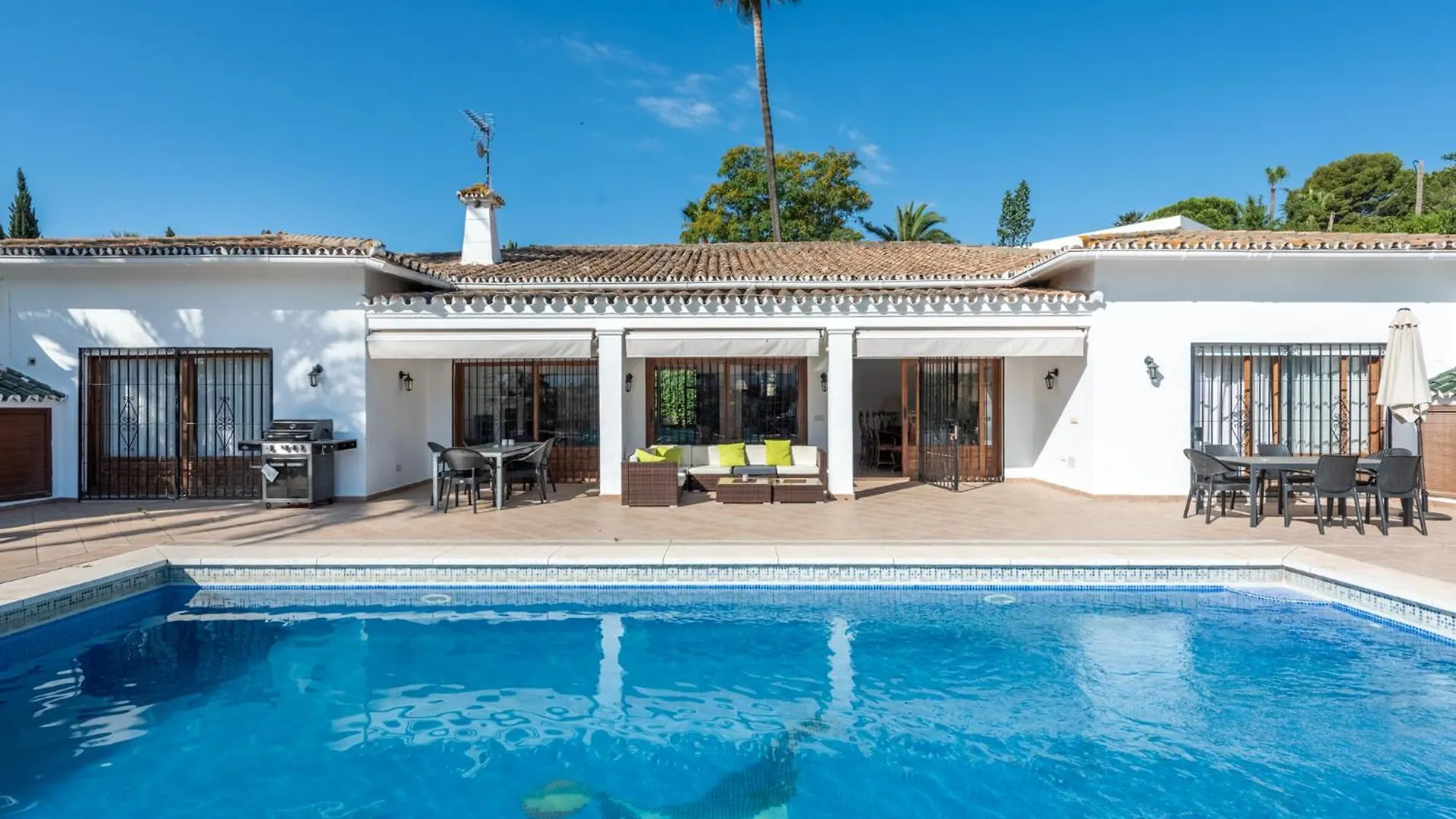 Villa Casa La Concha - Luxury 6 Bedroom Villa In Marbella, Beautiful Mountain View, Heated Swimming Pool, 15Min Walk To Puerto Banus Beaches, Sleeps Up To 12 contacts