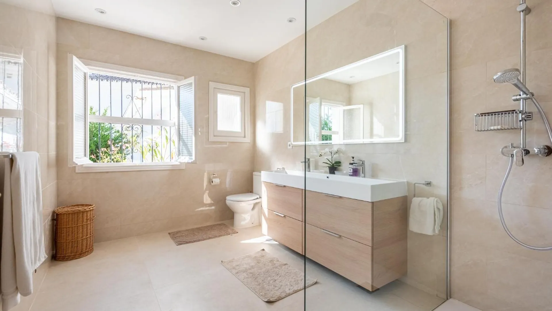 Villa Casa La Concha - Luxury 6 Bedroom Villa In Marbella, Beautiful Mountain View, Heated Swimming Pool, 15Min Walk To Puerto Banus Beaches, Sleeps Up To 12 Marbella